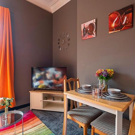 Art-Filled Bohemian 1 Bedroom Apt 2 Beds Colourful Praise Inn Apartment 킹스턴어폰헐 외부 사진